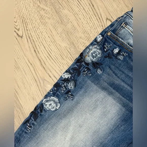 DRIFTWOOD Kelly Flare Jeans Blue Floral Embroidering Size 28 /33 (6US) WORN ONCE - Picture 5 of 11